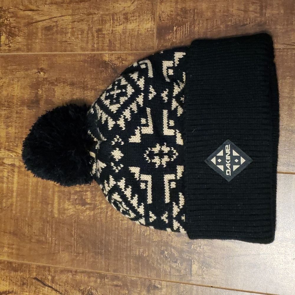 Dakine women's Silverton pom beanie NWOT